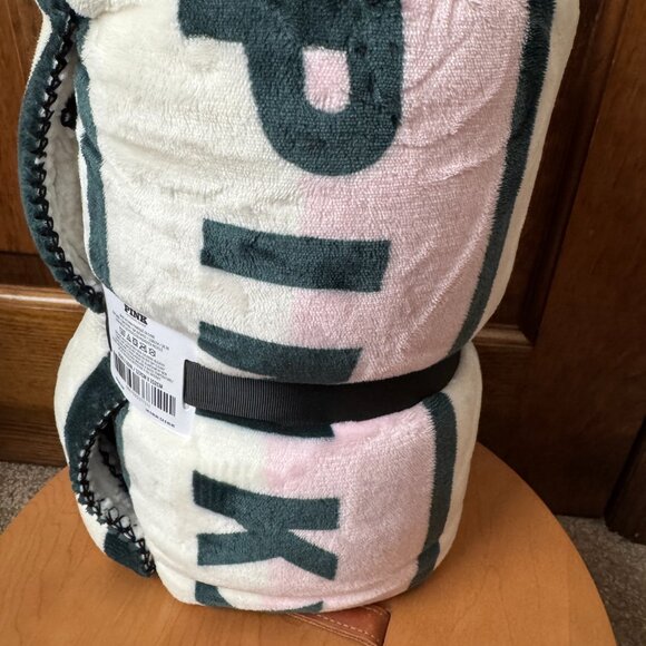 NWT PINK Victoria's Secret Argyle Cozy Plush Blanket 50" x 60" - Picture 5 of 7